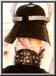 El casco de Darth Vader es colocado sobre la cabeza del Sith Lord en su Cmara de Meditacin abordo del Executor