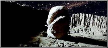 Un gusano espacial salta de su escondite en un asteroide espacial
