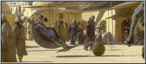 Padmé y Anakin dan un paseo en una polvorienta calle de Tatooine